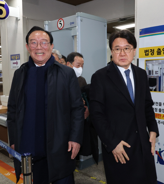 4일 서울 서초구 서울고등법원에서 열린 문재인 정부 청와대의 '울산시장 선거공작 의혹' 사건 2심 선고공판에서 무죄가 선고된 송철호(왼쪽) 전 울산시장과 황운하(오른쪽) 조국혁신당 원내대표가 법정을 나서고 있다.<연합뉴스 사진>